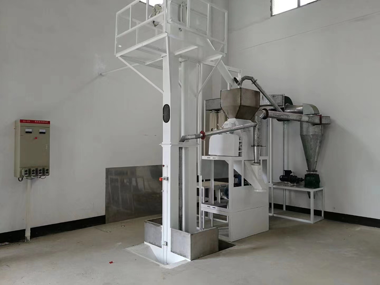 酒廠曲磚粉碎機(jī)廠家：新型曲塊粉碎除塵流程